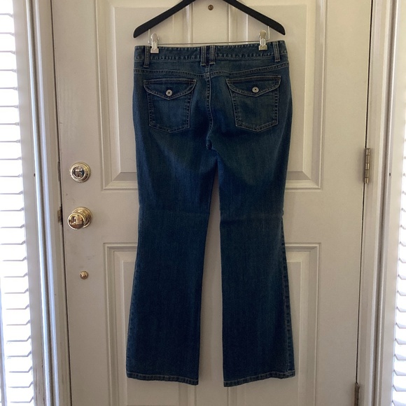 Ann Taylor Women's Slim Fit Four Pocket Boot Cut Jeans/Lower on Waist/Size 8 - Picture 2 of 3